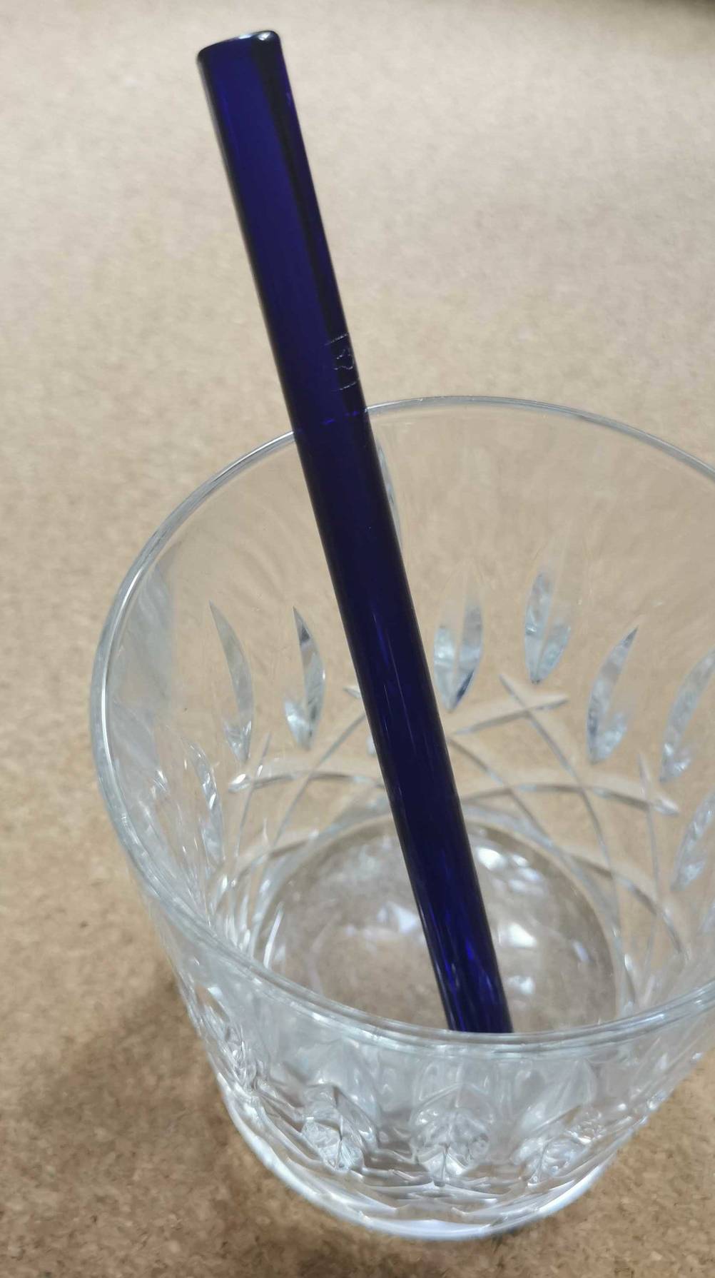 Glas-Strohhalme-Test: ein blauer Glas-Strohhalm in einem Glas.