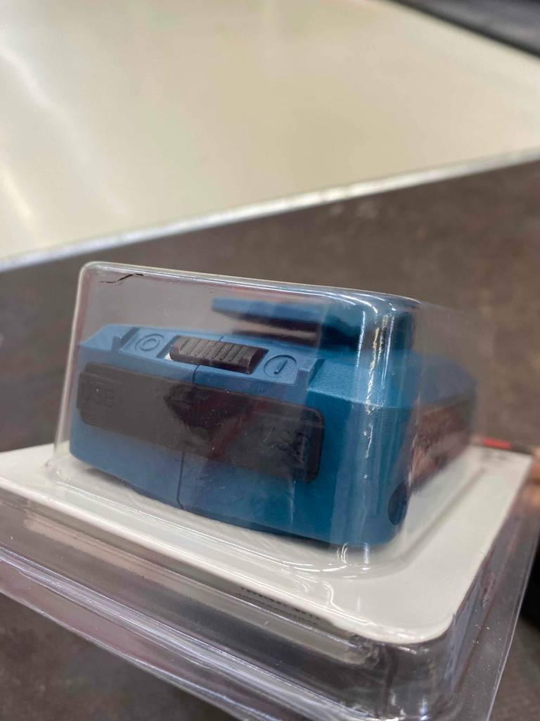 Ein getesteter Makita-Akku befindet sich in der Verpackung, mit Blick auf den unteren Teil.