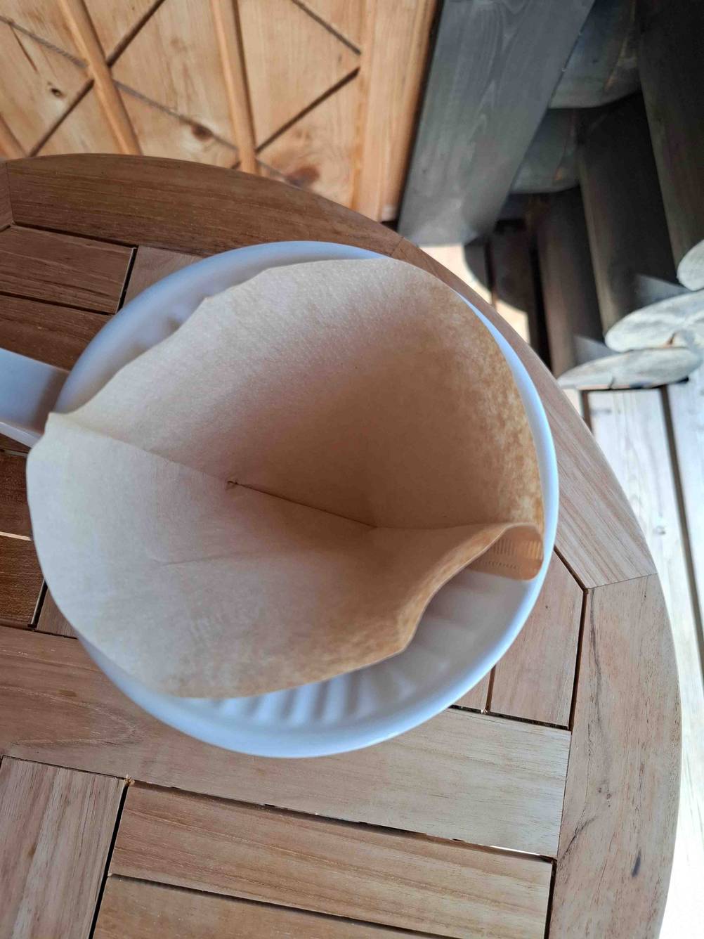 Innenaufnahme eines getesteten Porzellan-Kaffeefilters, worin ein Papierfilter eingelegt ist.