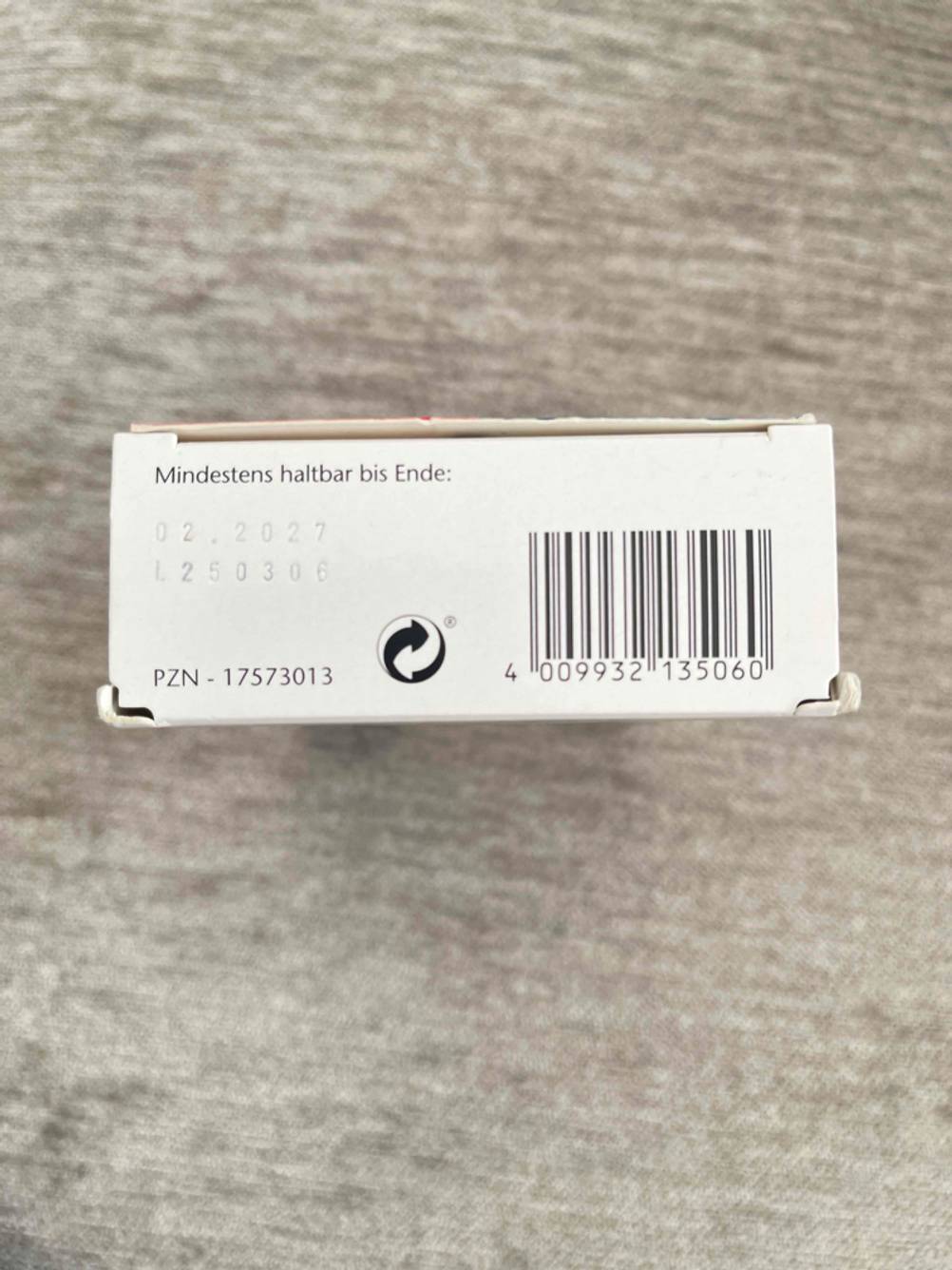 Das Haltbarkeitsdatum auf der Verpackung der getesteten Melatonin-Tabletten im Fokus.