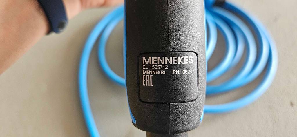 E-Auto-Ladekabel getestet: Detailaufnahme Logo auf Haltegriff.