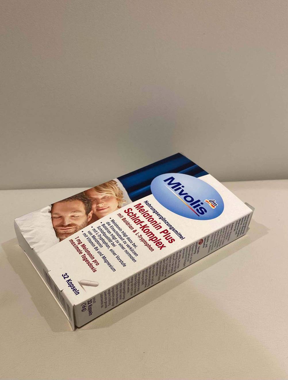 Die liegende Verpackung der getesteten Melatonin-Kapseln im Fokus.