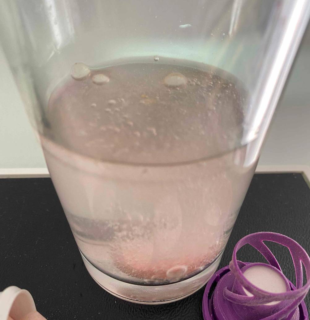 Multivitamin-Tabletten im Test: eine Multivitamin-Tablette wird in einem Glas Wasser aufgelöst.