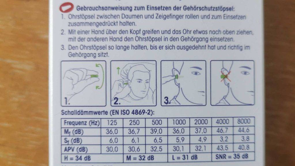 Ohrstöpsel-Schlafen im Test: Verpackung mit Hinweistext liegt auf einem Holztisch.