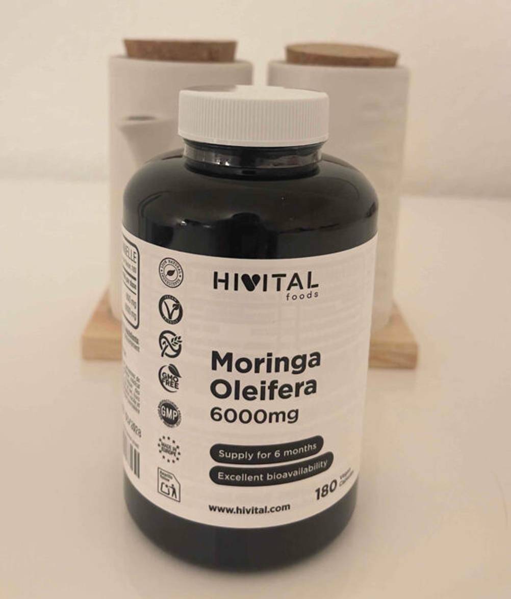 Ein lichtdichter Flakon mit 160 Moringa-Kapseln im Test steht vor einem Salz- und Pfefferstreuer.