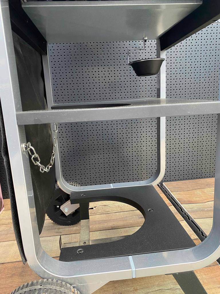 Balkon-Gasgrill im Test: ein Balkon-Gasgrill mit Einkerbung für die Gasflasche im Fokus.