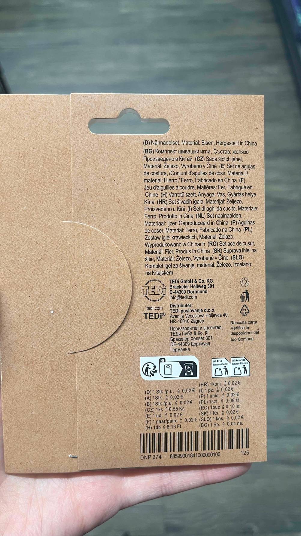 Nahaufnahme der Verpackungsrückseite der getesteten Nähnadeln, worauf das Material und der Herstellungsort ersichtlich ist.