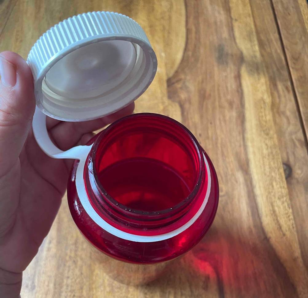Nalgene-Trinkflasche im Test: eine rote Nalgene-Trinkflasche mit geöffnetem Deckel.