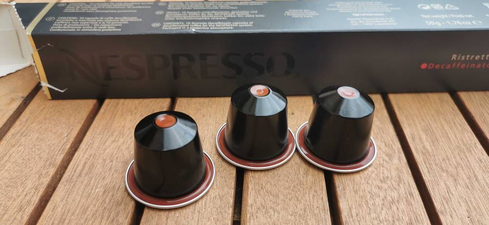 Nespresso Verpackung und Kapseln auf Tisch