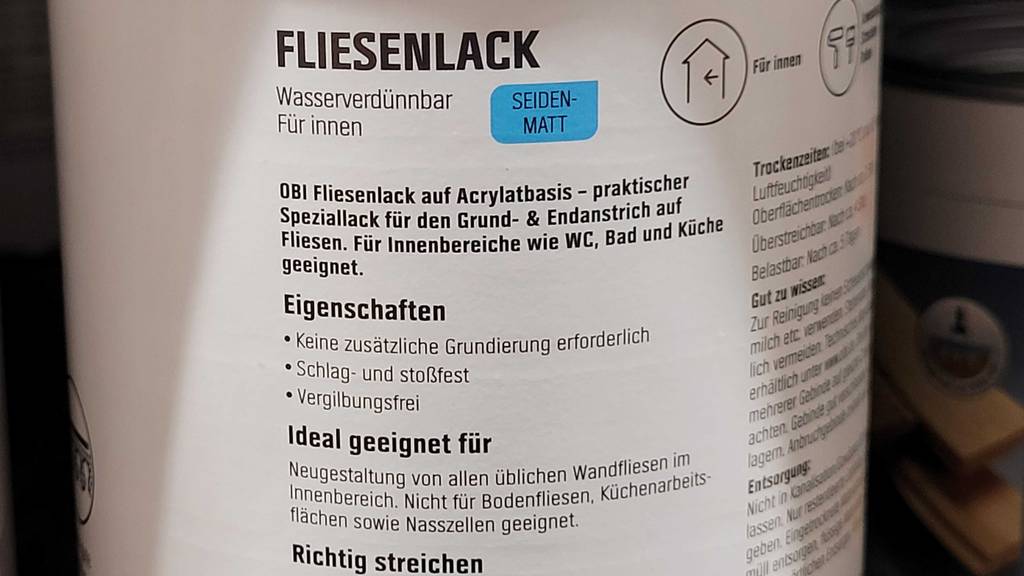 Rückseite der Dose des getesteten Fliesenlacks mit den Eigenschaften und weiteren Informationen zum Produkt ersichtlich.