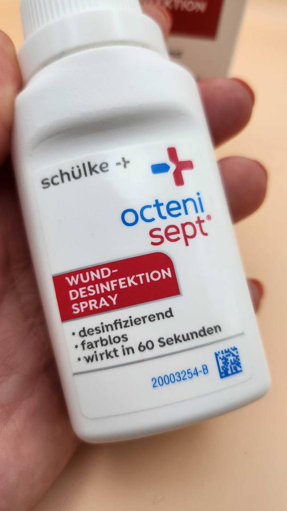 Wunddesinfektionsmittel -Test: Nahfuanhme des unteren Flaschenkörpers mit Informationen zum Produkt.