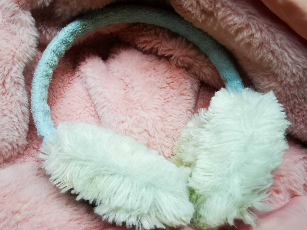 Im Test: Der Ohrenwärmer aud der Nähe, mit Fokus auf das flauschige Material.