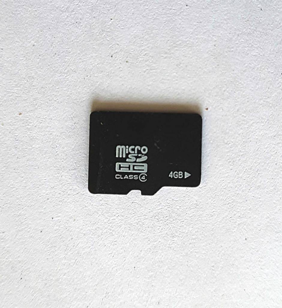 Eine getestete Micro-SD-Karte liegt auf einer weißen Fläche.