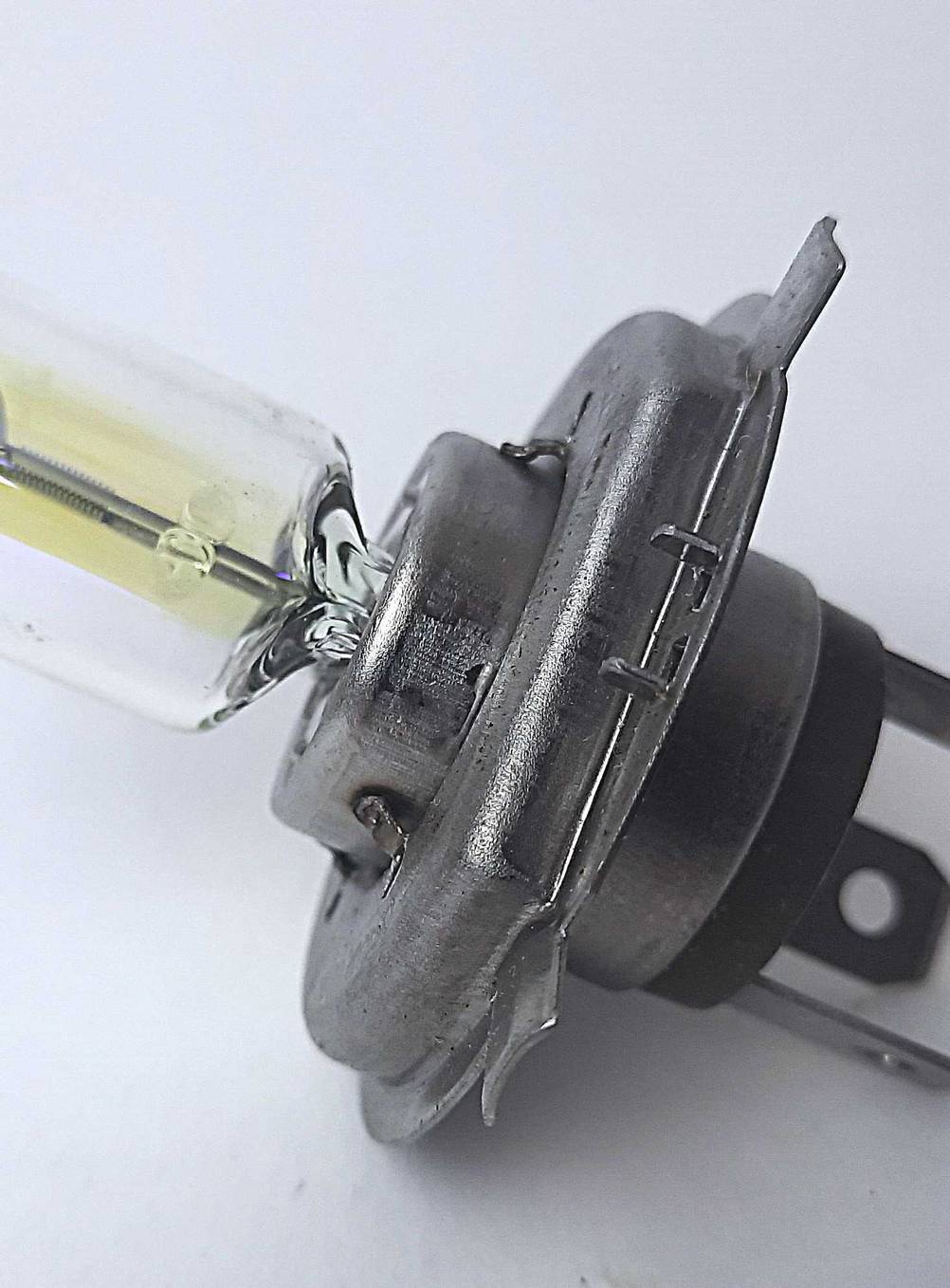 Seitenansicht der getesteten H4-Lampe.