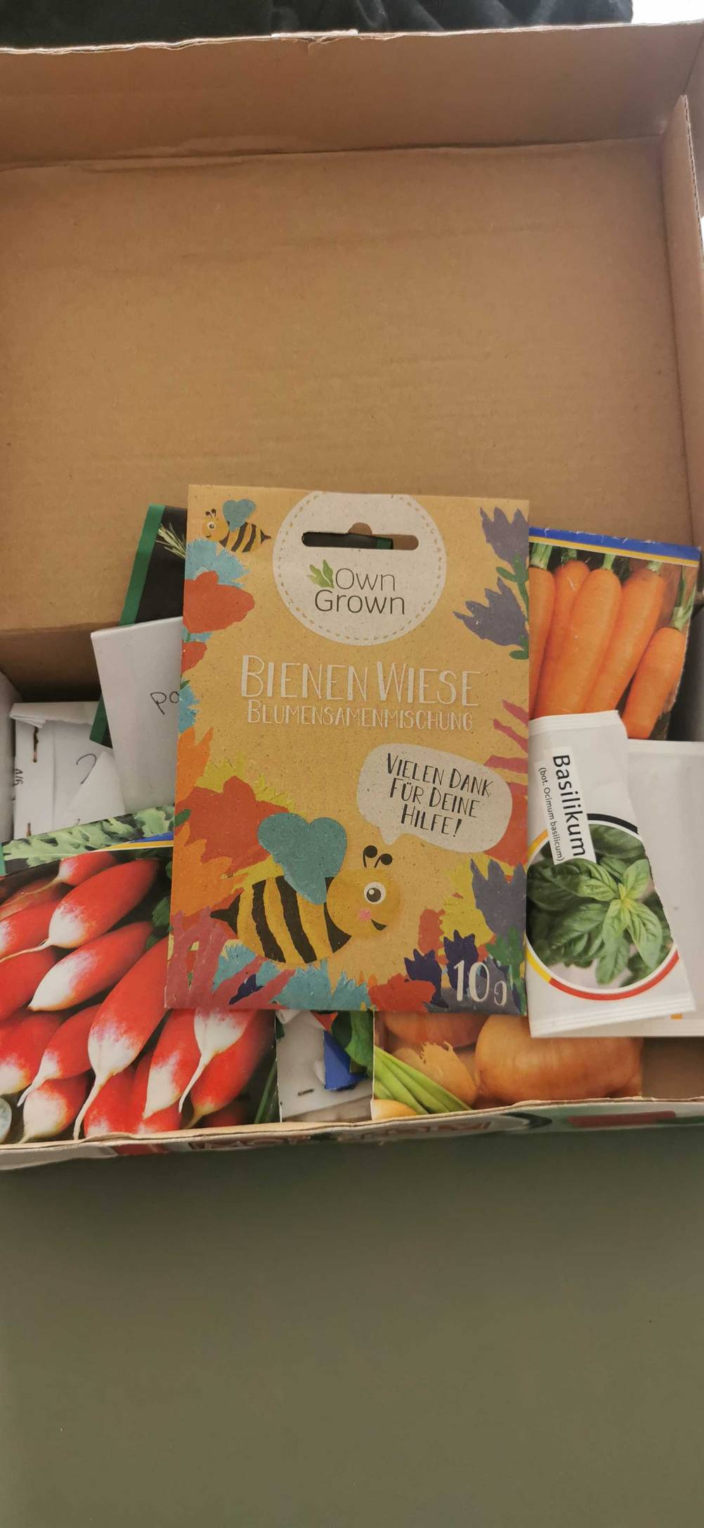 Im Test: Eine Packung Blumenwiese-Samen liegt neben anderen im Regal.