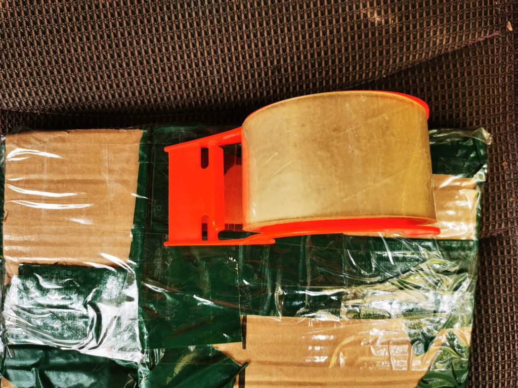 Der von oben betrachtete Pakentbandroller im Test ist mit einem transparenten Paketband bestückt.