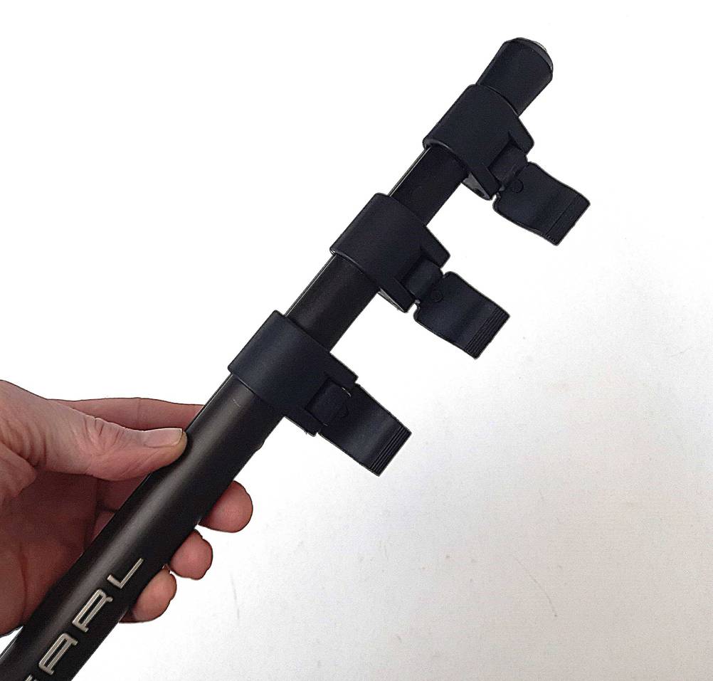 Das getestete GoPro-Stativ wird in der Hand gehalten, während die Klickverschlüsse ausgeklappt sind.
