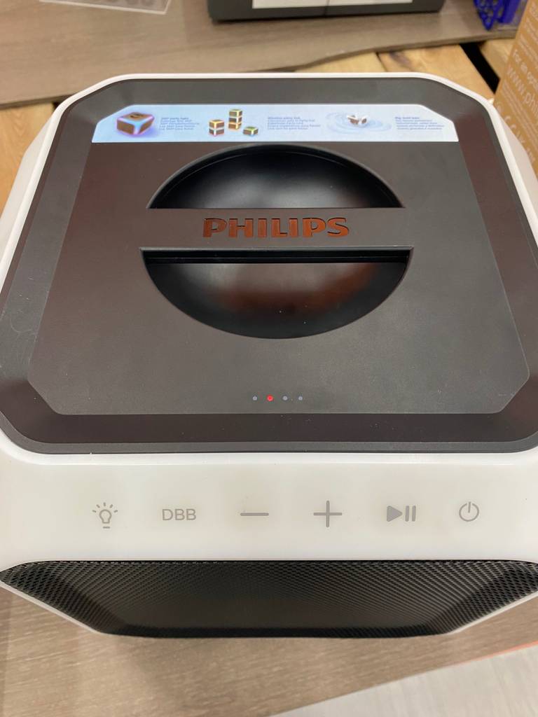 Im Test: Ein WLAN-Lautsprecher von schäg oben inklusive Griff und Bedienelementen.
