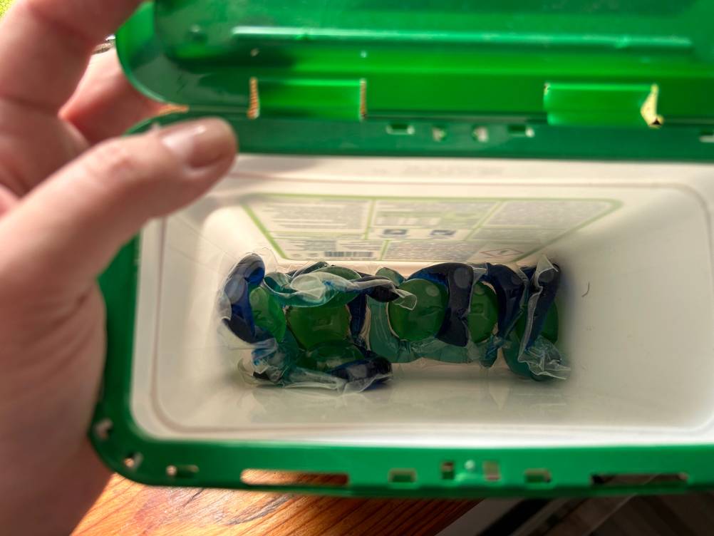 Im Test: Innenansicht einer geöffneten Packung der Waschmittel-Pods.