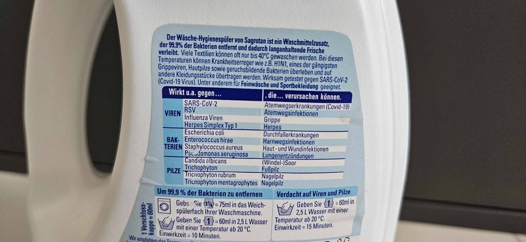 Nahaufnahme des Labels auf der Rückseite einer getesteten Flasche Hygienespülers.