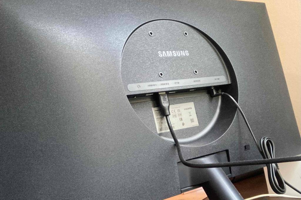 28-Zoll-Monitor getestet: Rückseite von 28-Zoll-Monitor mit angeschlossenen Kabeln.