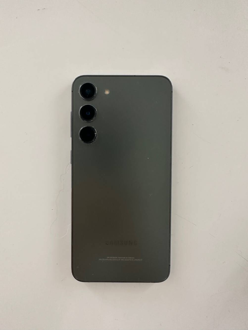 Samsung-Smartphone getestet: Ein Gerät liegt mit der Rückseite nach oben auf einer hellen Fläche.