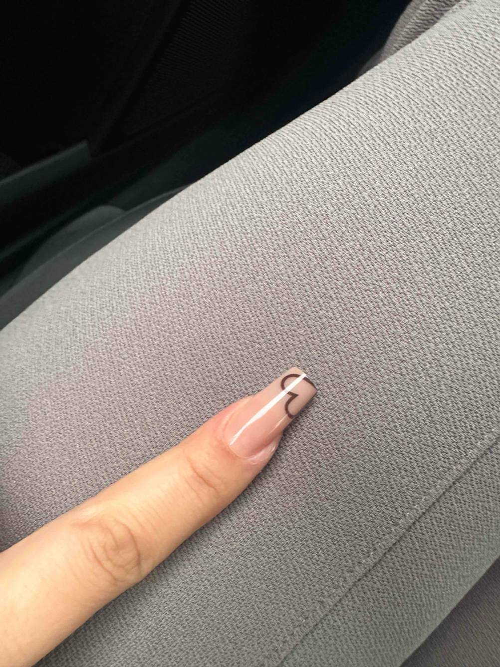 Künstliche Fingernägel im Test: ein getragener Nagel mit Herzdesign.