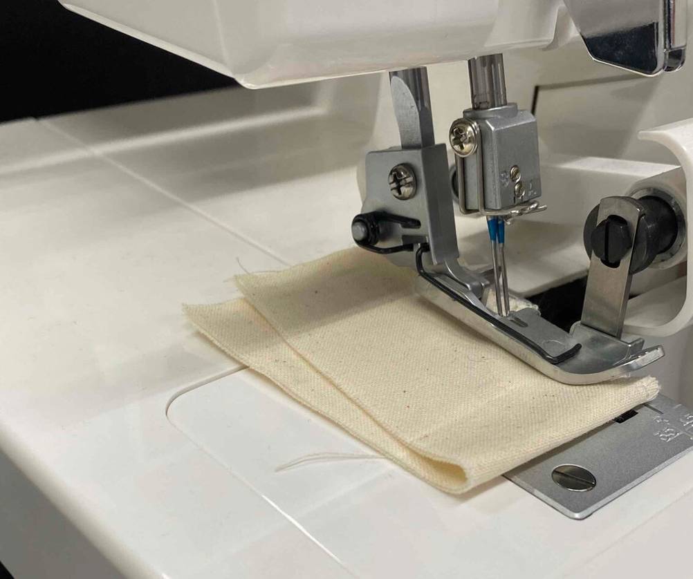 Nahaufnahme des Nähfußes der Nähmaschine im Test.