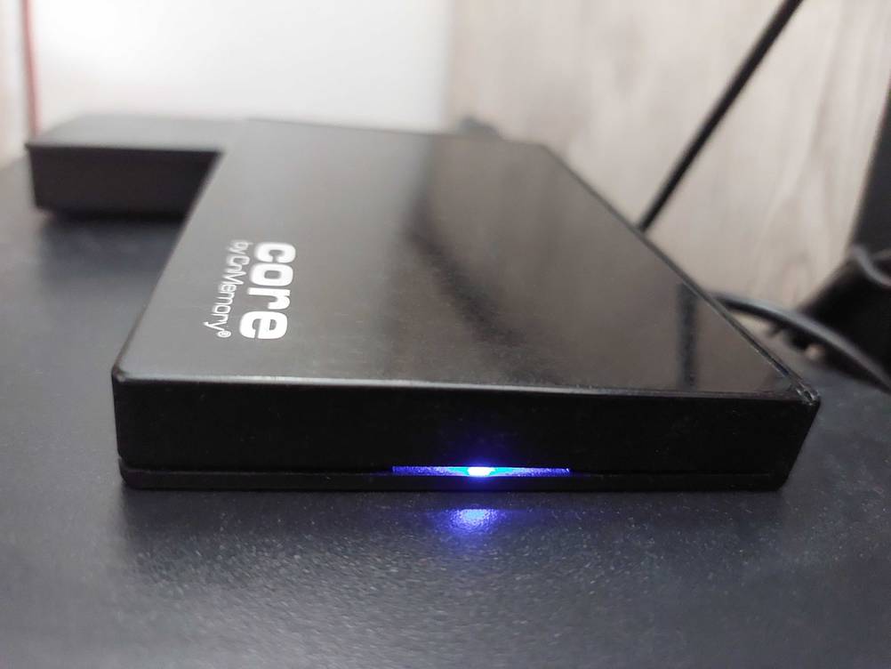 SSD-Festplatte getestet: Nahaufnahme LED Licht.