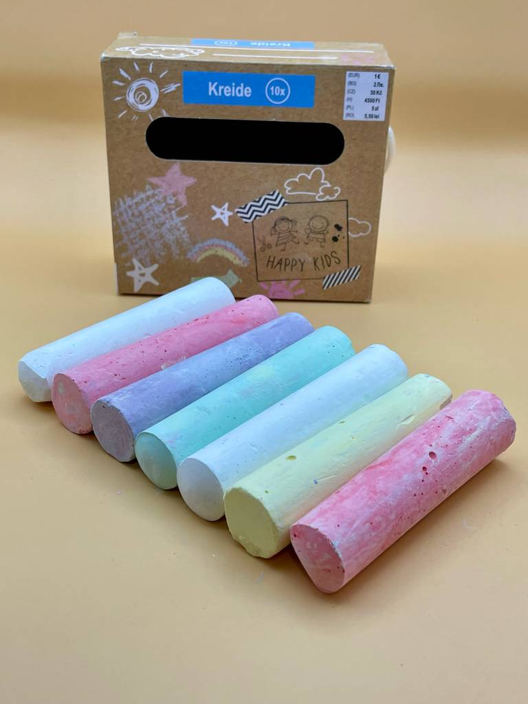 Getestete Kreidestifte: Sieben Malkreiden liegen vor ihrer braunen Verpackung.