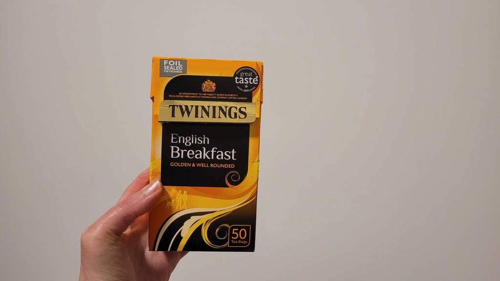 getestet: Die Verpackung des englischen Tees wird in der Hand gehalten.
