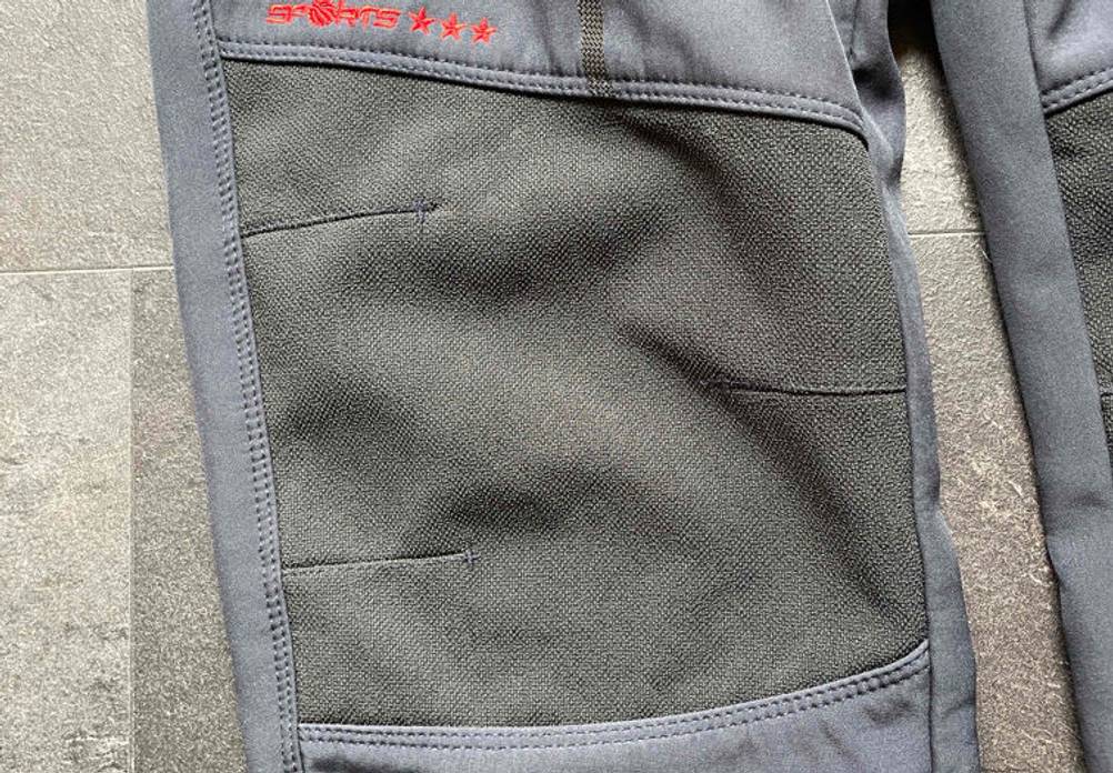 Softshellhose-Herren-Test: Material von Softshellhose fotografiert.