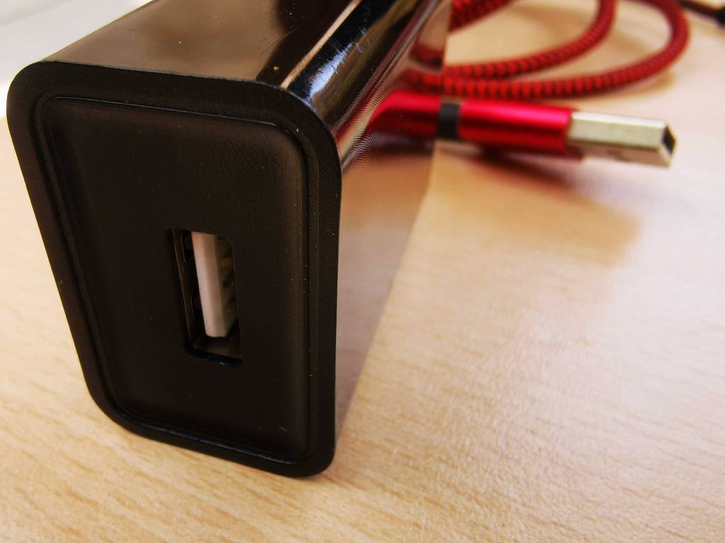 Im Test: Das USB-Ladegerät liegt auf einer Holzoberfläche.