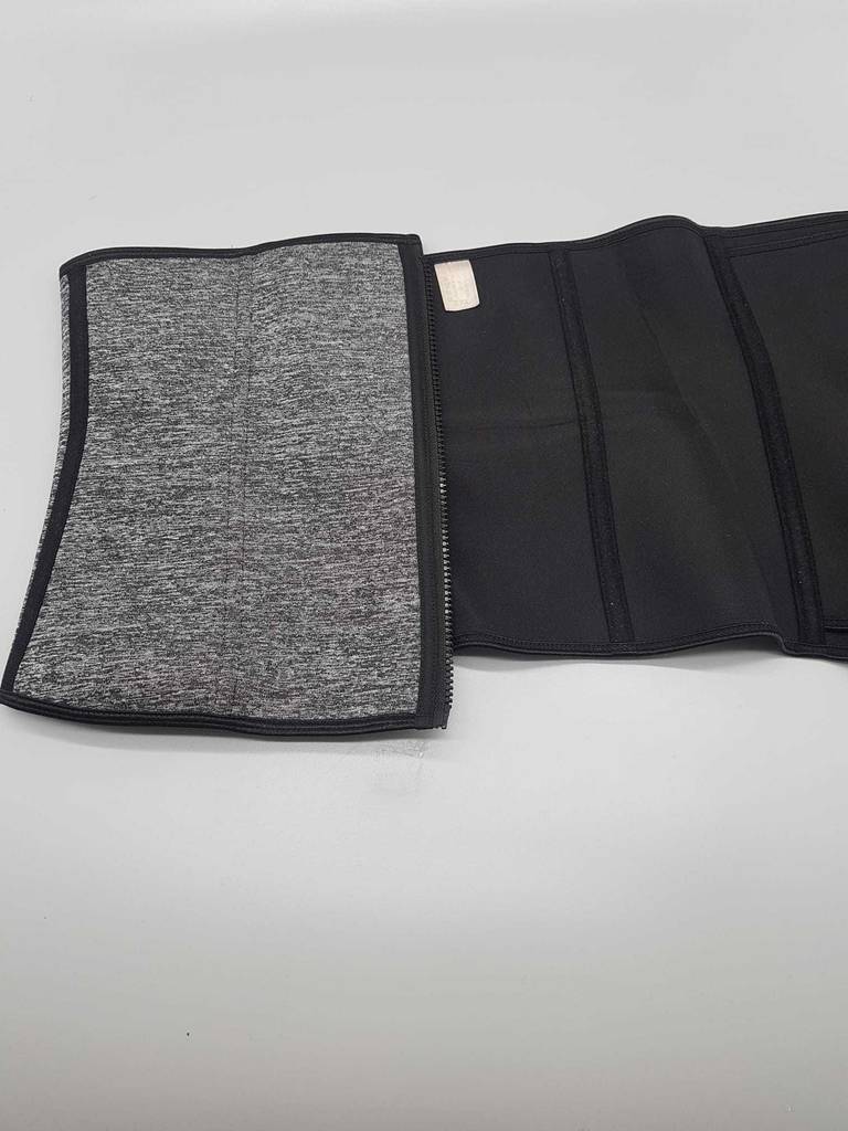 Waist-Trainer-Test: Halb geöffneter Waist-Trainer mit grauer Außenseite und schwarzer Innenseite.