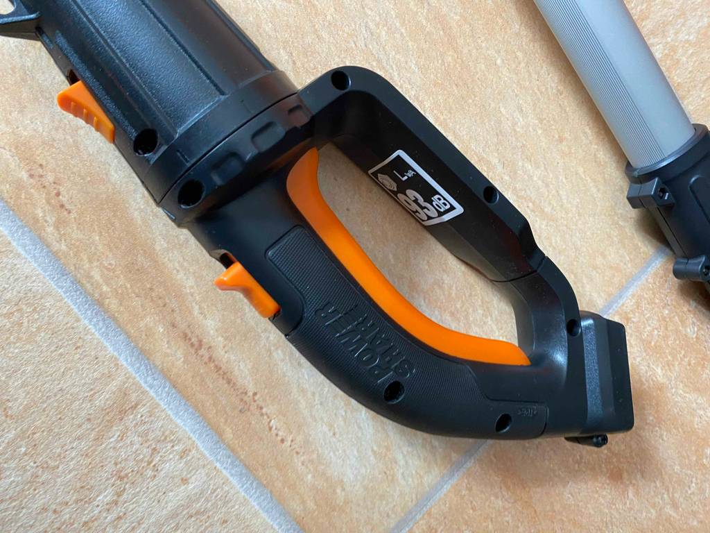 Der Griff eines getesteten Hochtasters mit 93 dB.