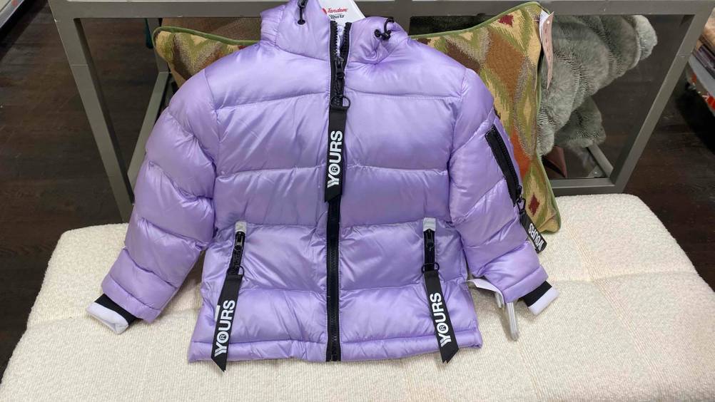 Im Test: Eine aufgehängte Kinder-Winterjacken für Mädchen von vorne.