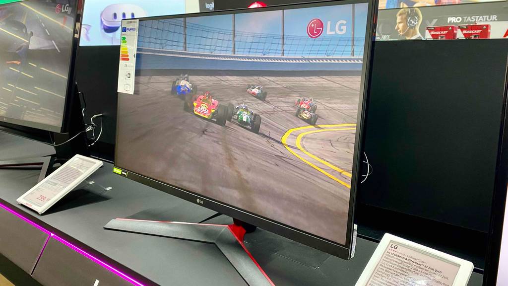 Ein getesteter 144Hz Monitor mit 27 Zoll Größe und Standfüßen.