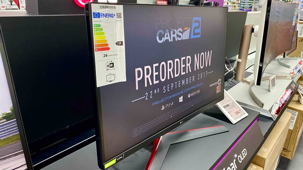 Ein getesteter 27 Zoll großer144-Hz-Monitor befindet sich im Kaufhaus. 