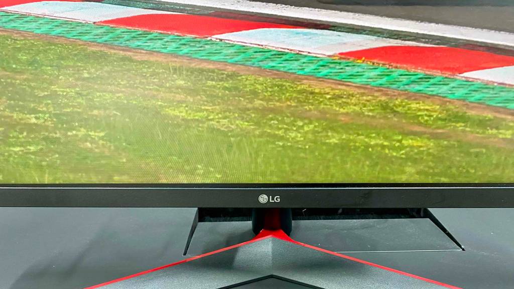 Standfüße von einem getesteten 27 Zoll großen144-Hz-Monitor.