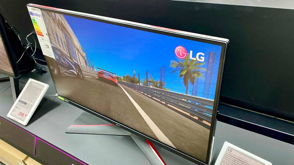 Ein eingeschalteter 27 Zoll großer144-Hz-Monitor im Test befindet sich als Ausstellungsstück in einem Kaufhaus. 