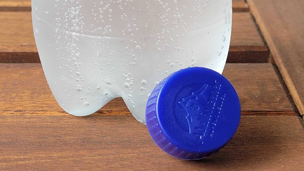 Adelholzener-Wasser getestet: Nahaufnahme eines Deckels der am Boden einer Flasche lehnt.