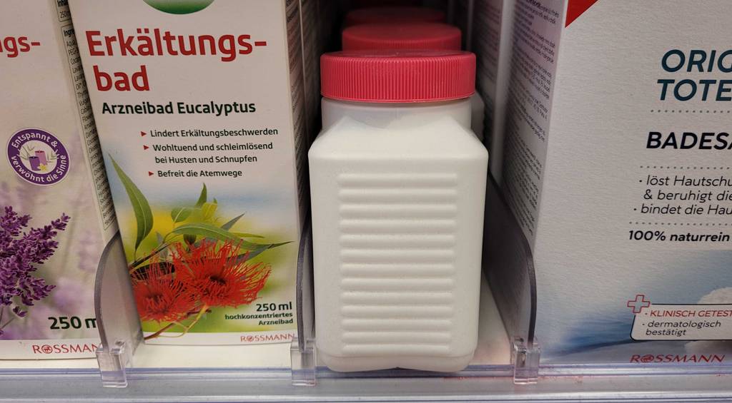 Das getestete Basenbad steht in einem Regal, neben einem Erkätungsbad.