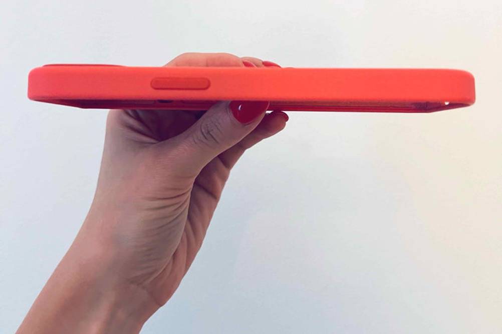 Getestete iPhone-12-Pro-Hülle wird in der Hand gehalten