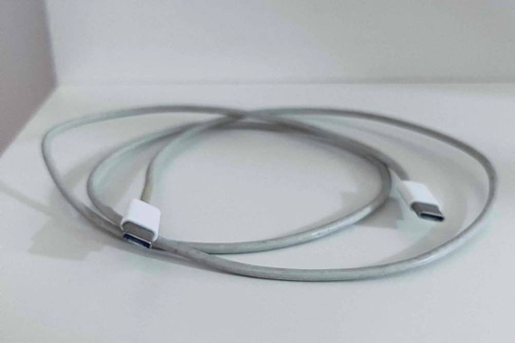 USB-C-Kabel im Test: Kabel liegt zusammengerollt auf weißer Ablage