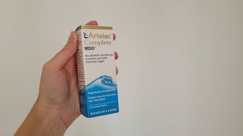 Allergie-Augentropfen-Test: Artelac Allergie-Augentropfen in der Verpackung in der Hand gehalten.