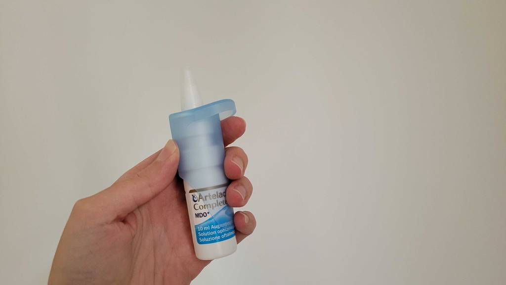 Allergie-Augentropfen im Test: Geöffnete Allergieaugentropfen mit der Front nach vorne von einer Hand gehalten.