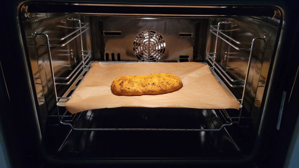 Dosenbrot getestet: Ein fertig gebackenes Brot im Ofen.