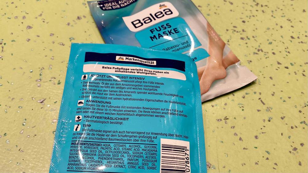 Fußmaske getestet: Eine Fußmaske von Balea von der Rückseite ersichtlich und eine von der Vorderseite.