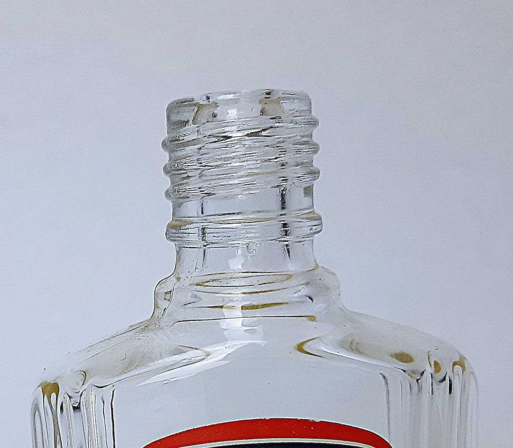 Der Flaschenhals eines getesteten Klettenwurzelöls.