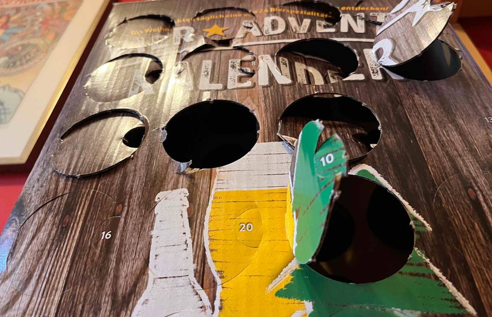 Bier-Adventskalenderim Test: ein Bier-Adventskalender, der zum Teil bereits geöffnet ist.